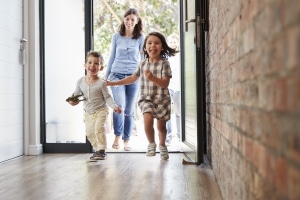 Geld sparen mit der Familie: Wer sein Kind beim Einkauf zu Hause lässt, spart u. U. ein paar Euro.