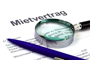 Gesamtschuldnerische Haftung im Mietvertrag: Zahlt einer nicht, muss der andere einspringen.
