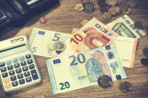 Wie hoch Ihr pfändbares Einkommen während der Privatinsolvenz ist, können Sie mit Pfändungsrechner und Pfändungstabelle ermitteln.