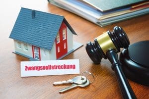 Sind Privatinsolvenz und Eigentumswohnung miteinander vereinbar? Meistens gerät die Immobilie unter den Hammer.