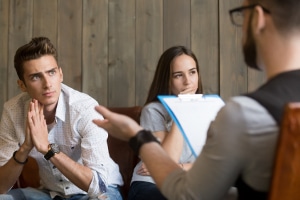 Raus aus den Schulden ohne Privatinsolvenz: Eine Schuldnerberatung hilft Ihnen dabei.