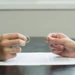 Haften beide Ehegatten während der Privatinsolvenz gleichermaßen für Schulden in der Ehe?
