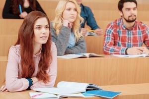 Schulden im Studium: Studenten haben für ein Studium häufig kein Geld und müssen einen Kredit aufnehmen.