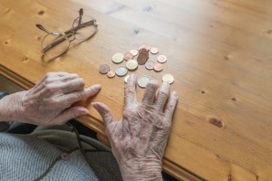 Der Selbstbehalt der Privatinsolvenz gilt für Rentner ebenso wie für Arbeitnehmer. 