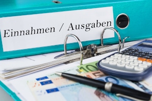 Das Führen eines Haushaltsbuchs gehört zu den wichtigsten Spartipps für Studenten. Es hilft, Ausgaben und Budget stets im Blick zu behalten.